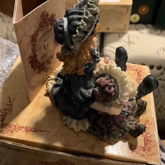 Boyds Yesterdays' Child Victoria With Samantha #3502 Victorian Ladies - Picture 6 of 8